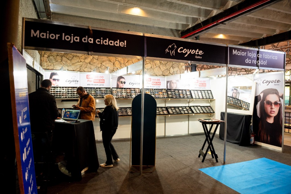 Estande modular com carpete, iluminação e energia elétrica
