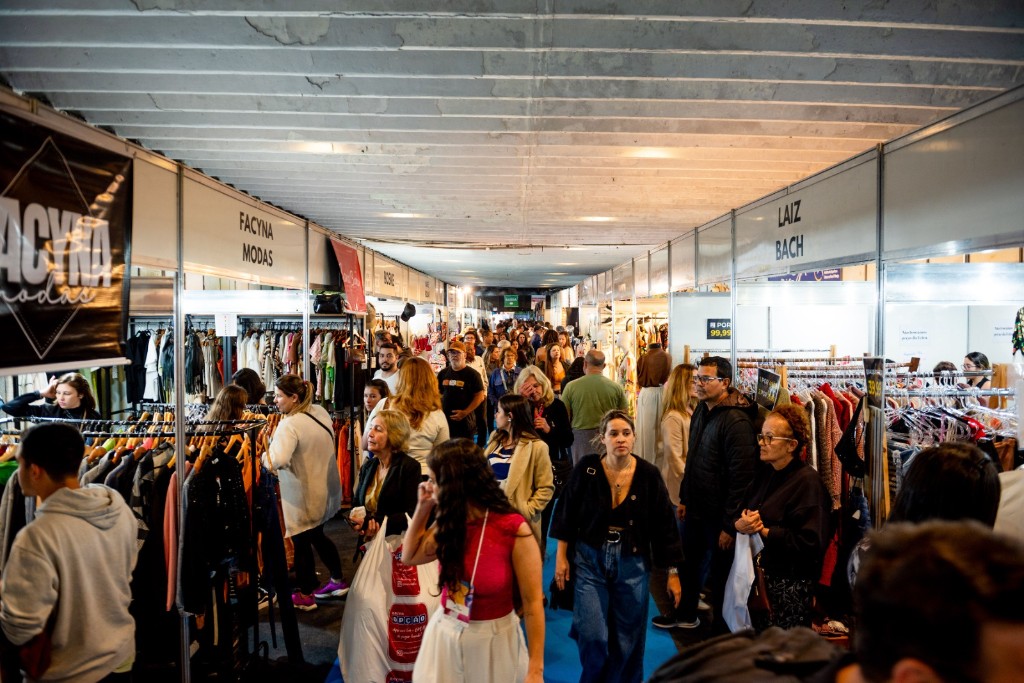 Corredor de estandes com marcas de moda